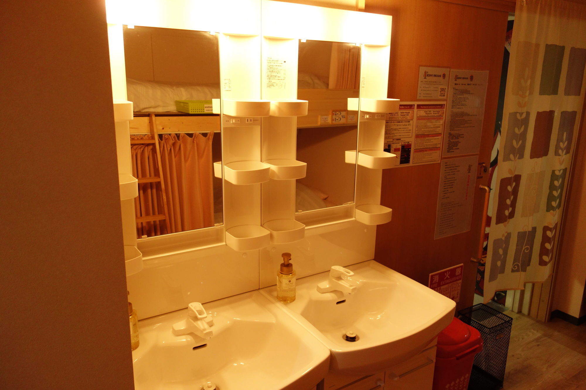 Kens House Hotel Osaka Bagian luar foto