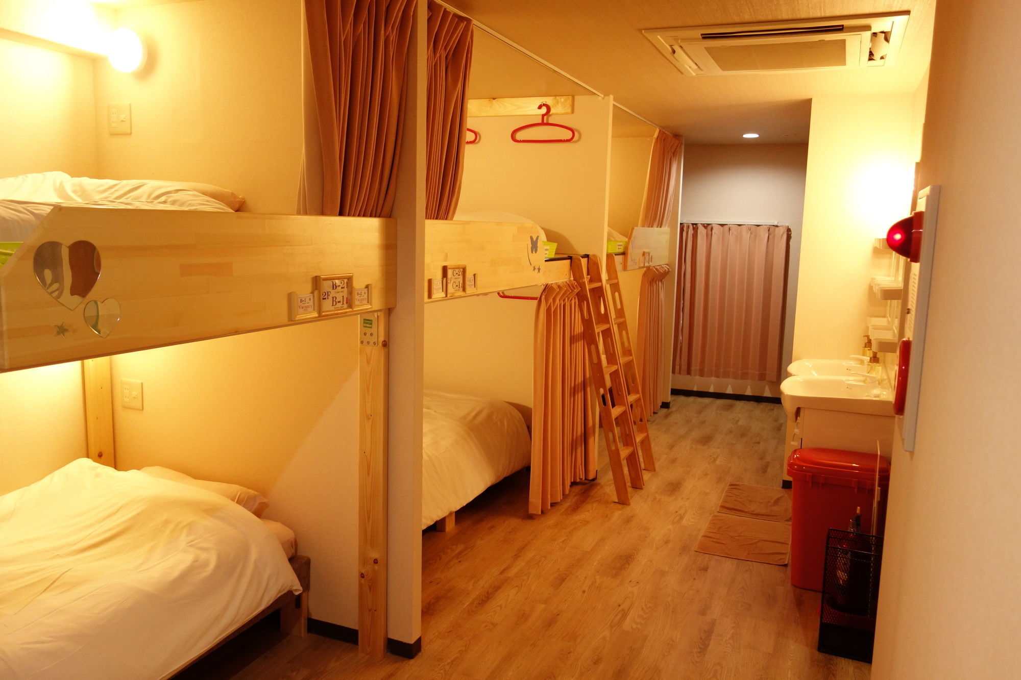 Kens House Hotel Osaka Bagian luar foto